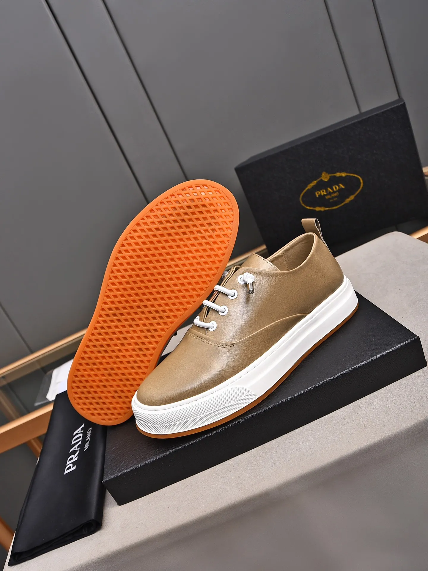 Men's Men's Shoes 💰440 [Top-grade butter leather] 🆕🔥New update🔥👟PRADA (Prada) new products are released, imported soft butter leather, fashionable to allow air to penetrate the entire shoe, Niu B's shoes [strong] bring an extremely comfortable and breathable feeling! Beautiful inside and out! Exquisite workmanship, 😌Code number: 38~44 (45 customized) Three colors to choose from.